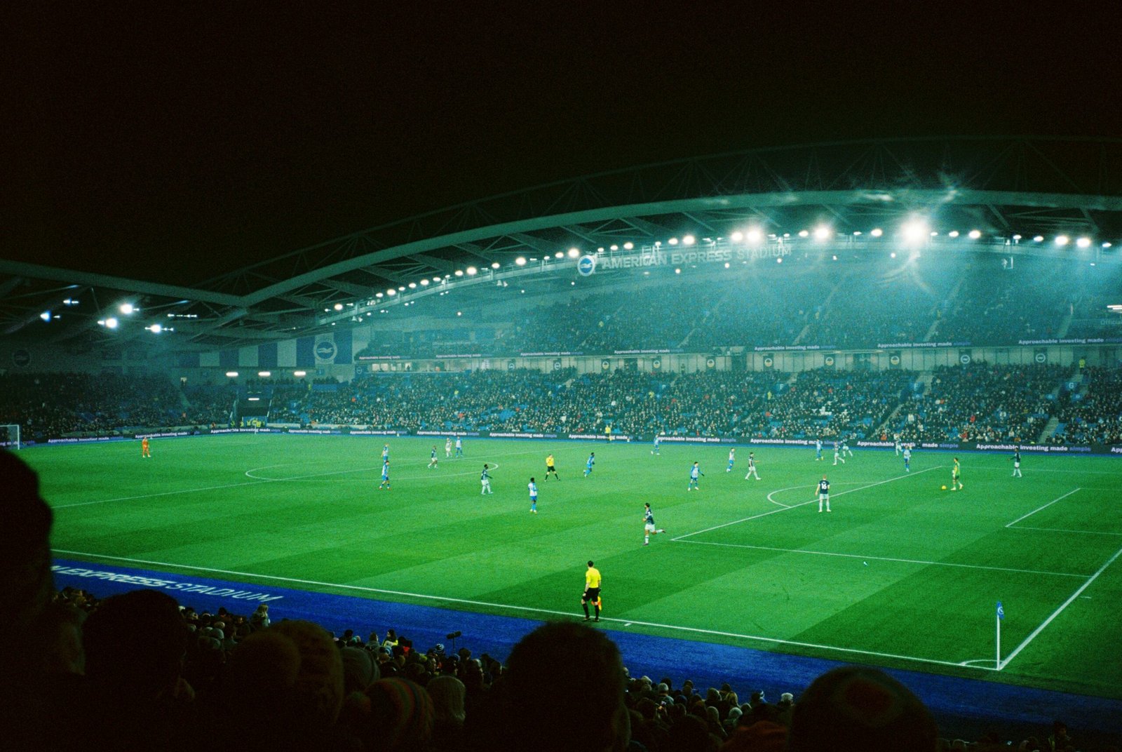 Fotballstadion med flomlys under en kveldskamp