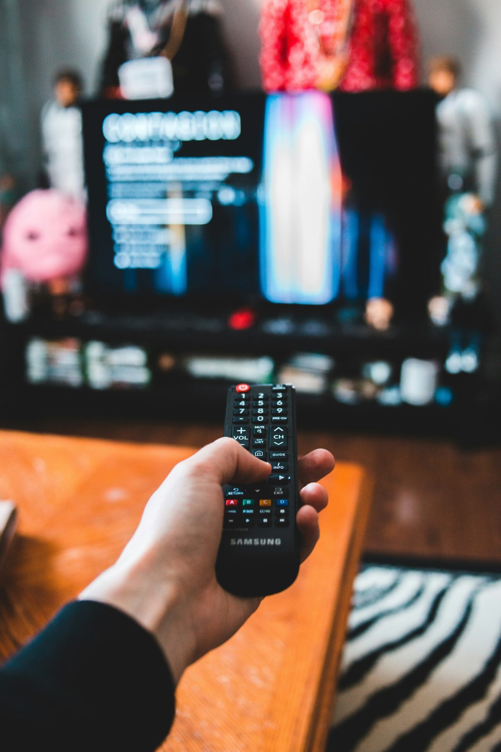 Beste IPTV Norge - person holder fjernkontroll under oppsett