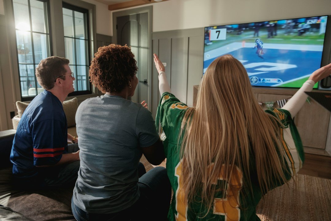 IPTV Premier League - venner ser fotballkamp sammen hjemme