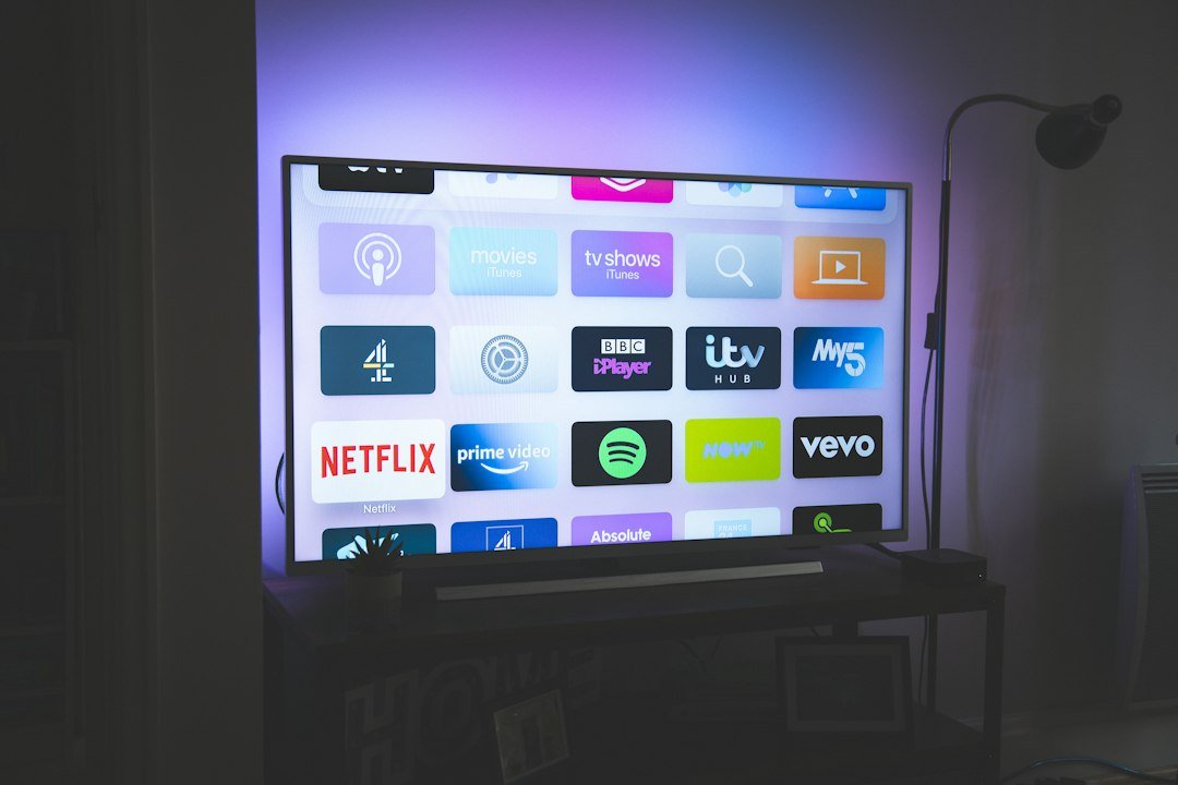 IPTV app vist på TV-skjerm med oversikt over kanaler