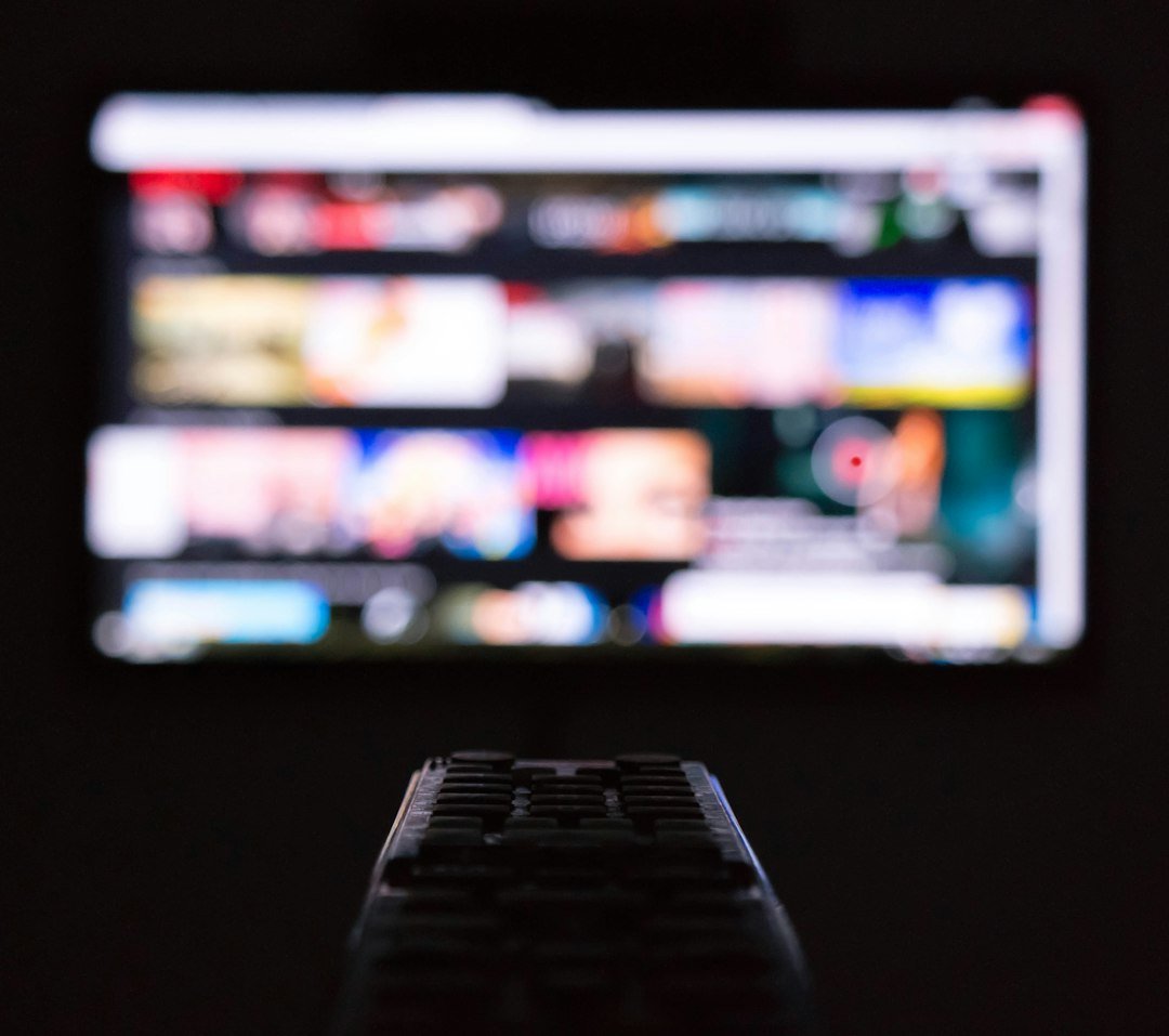 IPTV streaming - fjernkontroll foran en moderne TV-skjerm