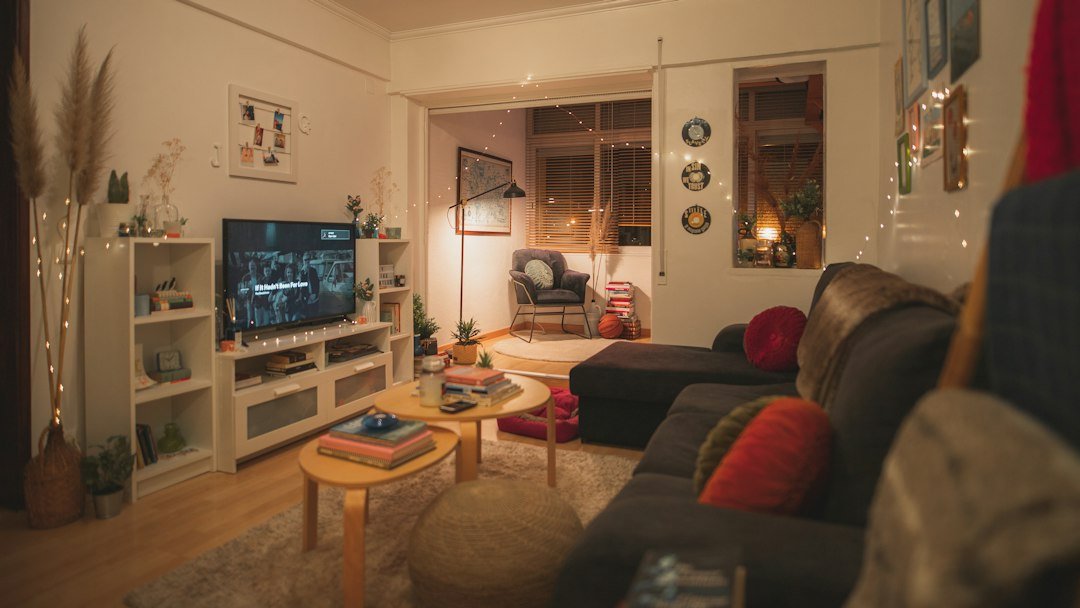 IPTV streaming - stue med flatskjerm-TV klar for strømming